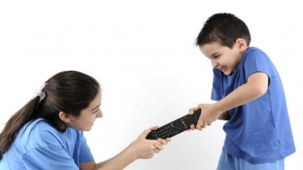 العنف في التلفزيون وطفلي، ماذا على فعله؟