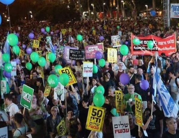 بمباركة الرئيس عباس.. آلاف المتظاهرين الإسرائيليين يطالبون بتطبيق حل الدولتين