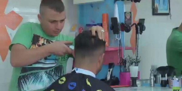 حلاق عراقي يتحدى الظروف من قلب مخيم للنازحين