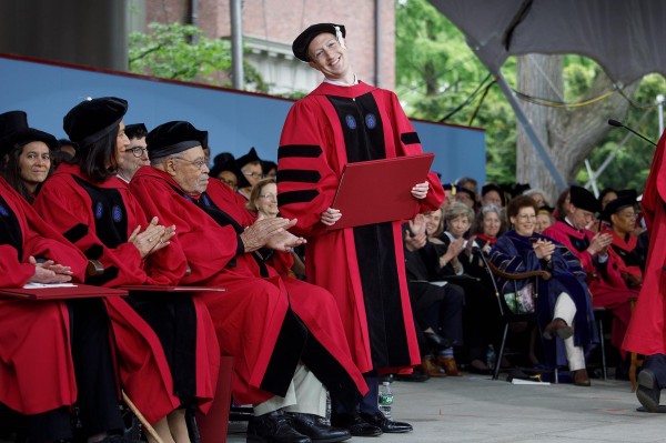 أخيراً.. مارك زوكربيرج يحصل على شهادته من جامعة هارفارد!