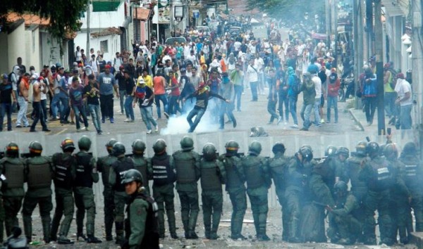 جرح اثنين من المعارضة مع تكثيف التظاهرات ضد الرئيس بفنزويلا