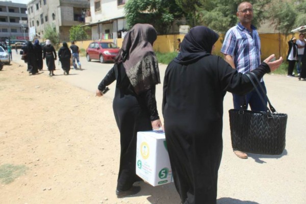 الحملة الوطنية السعودية توزع السلال الرمضانية على السوريين بلبنان