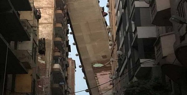 بناية 12 طابقاً تميل على أخرى بمصر