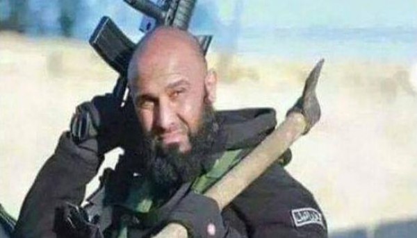"أبو عزرائيل" يحرق ويمثل بجثة عنصر من تنظيم الدولة