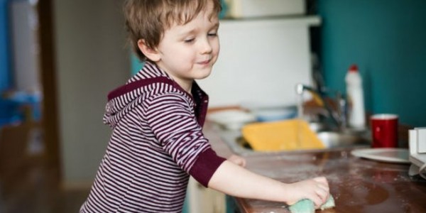 في أي سن يمكن أن يساعدك طفلك في أعمال المنزل؟