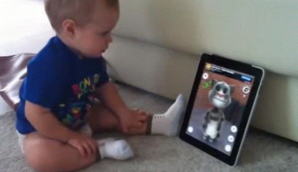 فيديو طريف : طفل يتحدث مع قط