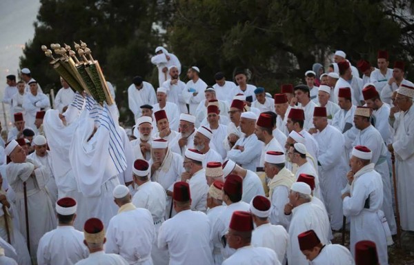 أبناء الطائفة السامرية يحجون إلى جبل جرزيم في نابلس