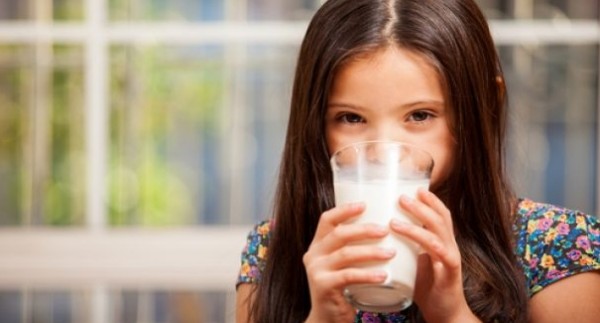 لن تتوقعي: أضرار شرب الحليب على صحة طفلك