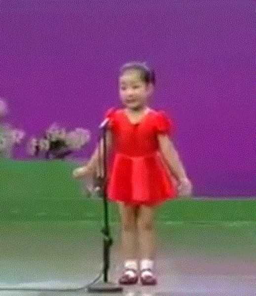 بالفيديو: طفلة تغني بطريقة طريفة