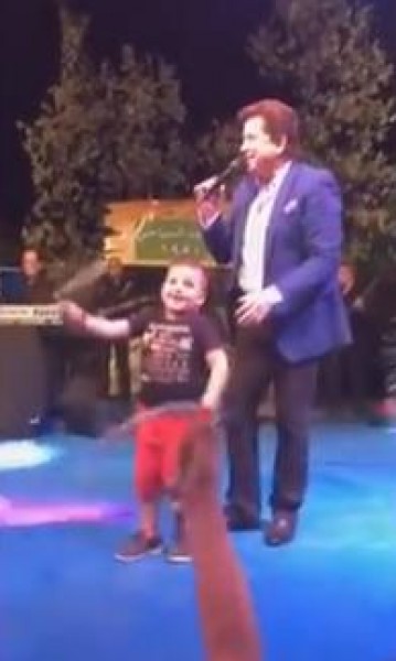 بالفيديو: طفل طريف يقتحم المسرح ويرقص مع وليد توفيق