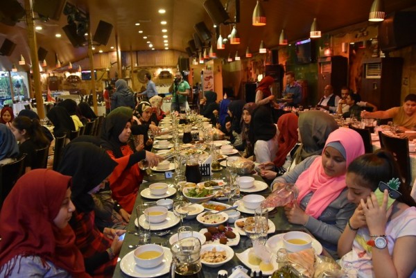 إفطار رمضاني في مطعم المختار بمشاركة أبناء الرعاية