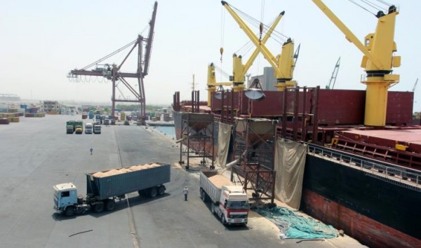 باستخدام عبوات ناسفة..جماعات الحوثي تستهدف 3 شاحنات غاثة بمأرب