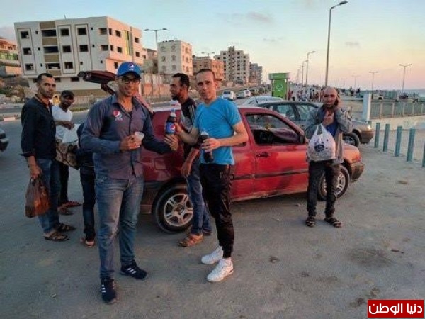 ضمن حملتها لشهر رمضان..توزيع عبوات بيبسي للمواطنين على شاطئ غزة