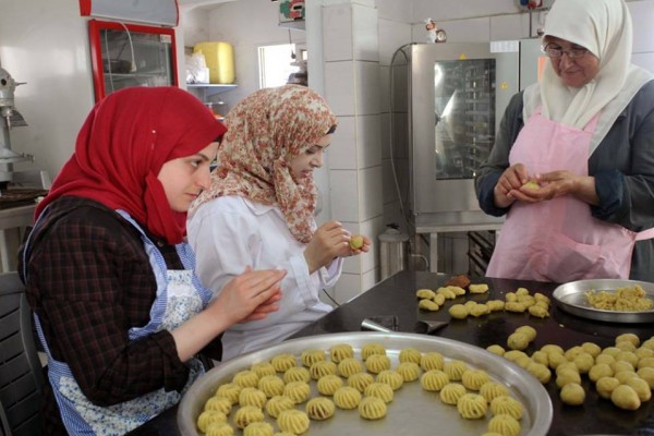 فلسطينيات يصنعن كعك العيد في الخليل