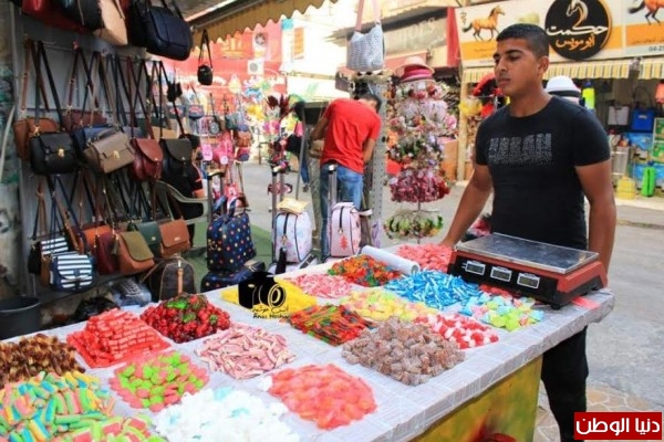 جنين.. بالصور:عشية عيد الفطر.. أسواق منتعشه ومنافسات في تخفيض الأسعار