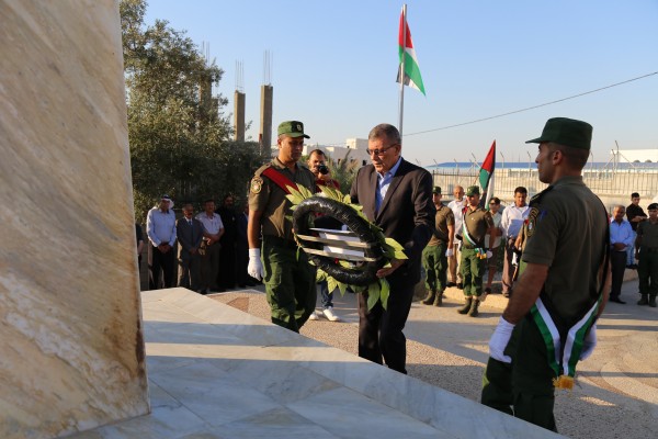 الفتياني يضع إكليل الرئيس على النصب التذكاري لشهداء فلسطين