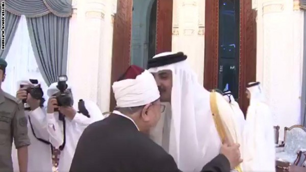 بالفيديو...أمير قطر يقبل رأس القرضاوي خلال عيد الفطر