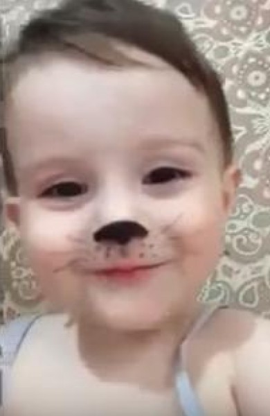 بالفيديو: طفل ظريف يقلد القطة
