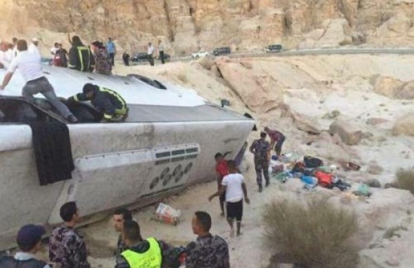 وفاة 6 معتمرين وإصابة 38 آخرين في حادث سير بالأردن