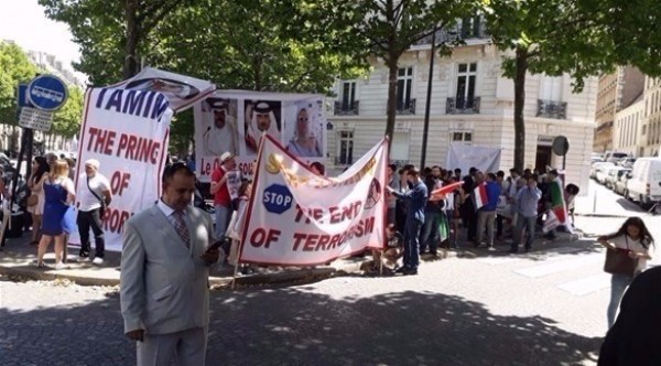 رفضاً لزيارة الأمير تميم لفرنسا.. مظاهرة أمام السفارة القطرية بباريس