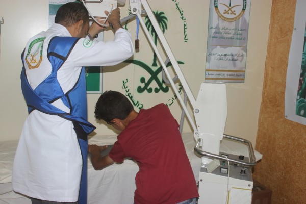 استمرار تقديم العلاج في العيادات التخصصية السعودية للسوريين