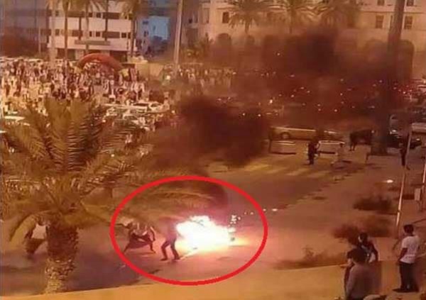 بالفيديو: ليبي يسكب البنزين ويشعل النار بنفسه احتجاجا على الفقر