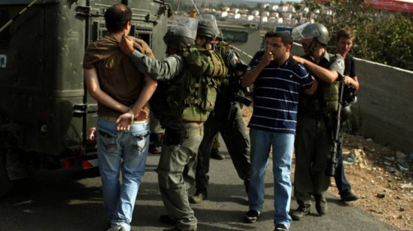 الاحتلال يعتقل ثلاثة مواطنين وإصابة آخر بالرصاص المعدني بالخليل