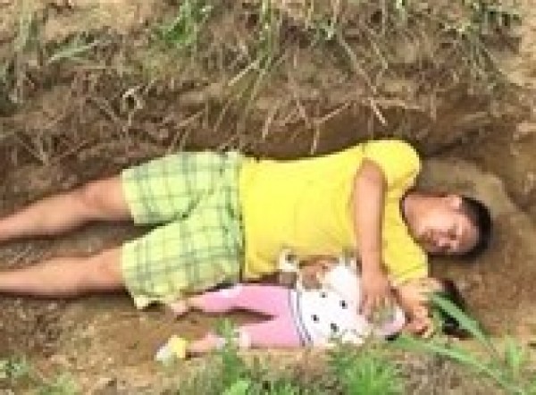 صيني يُجهز طفلته للموت عبر اللعب معها في قبرها!