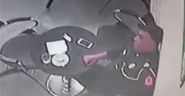 لحظة وفاة شرطي مغربي بسكتة قلبية