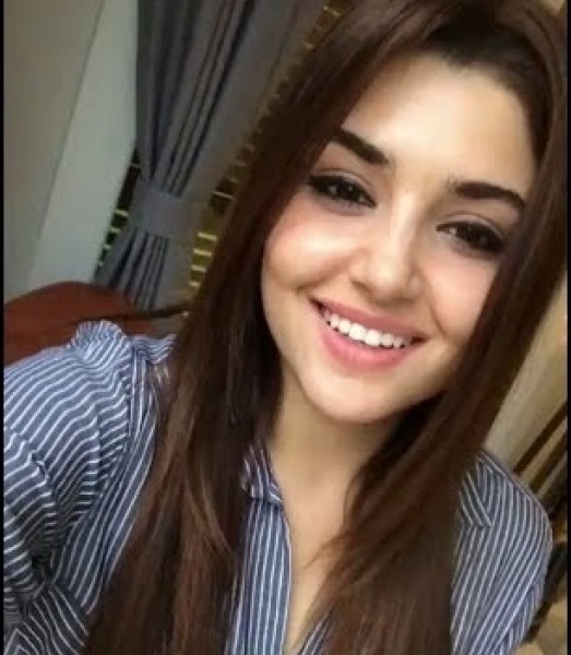 الممثلة سيلين هاندا ارتشل مع أمها الحقيقة في مقطع فيديو