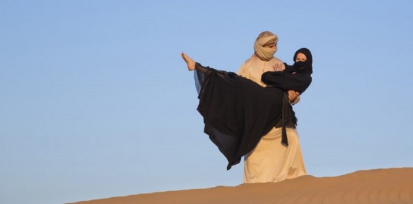 زوجان إماراتيان يعرضان حياتهما الزوجية الخاصة على وسائل التواصل الاجتماعي