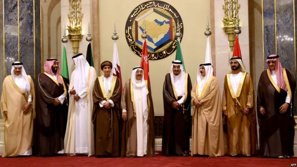 وزير الخارجية القطري يصل الكويت والدول المقاطِعة تجتمع الأربعاء بالقاهرة