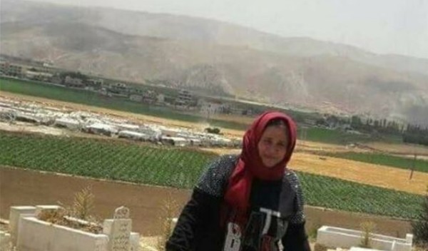 امرأة لبنانية تفتح قبر ابنها لدفن طفل سوري.. (ًصور)