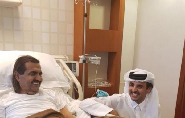 الأمير تميم يزور والده في المستشفى