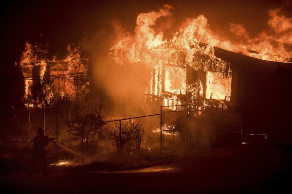 مشاهد مروعة لحرائق الغابات في كاليفورنيا