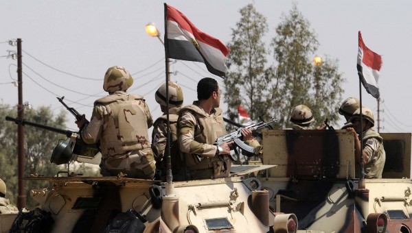 الجيش المصري يقتل 20 مسلحاً غربي رفح المصرية