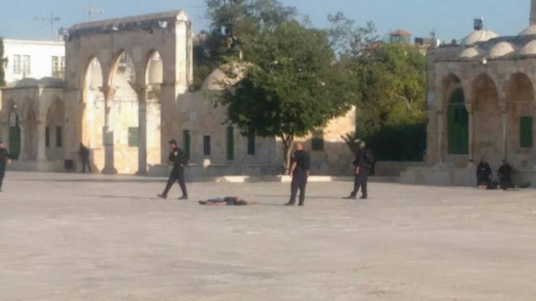 بالفيديو والصور.. استشهاد 3 شبان ومقتل شرطيين إسرائيليين بعملية إطلاق نار بالمسجد الأقصى