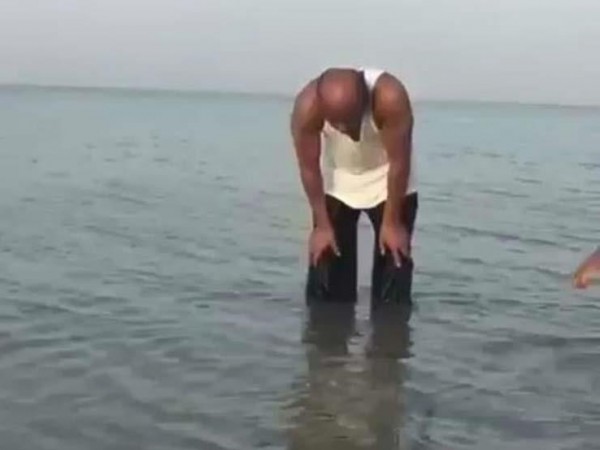 بالفيديو: شخص يؤدي الصلاة في البحر.. وأستاذ بالأزهر: باطلة