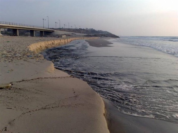 جودة البيئة: 73% من شاطئ غزة ملوث بمياه الصرف الصحي