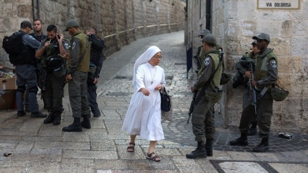 الشرطة الإسرائيلية: القدس مغلقة لمن هم دون 50 عامًا