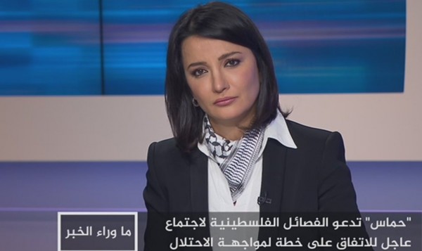 (صورة).. إعلامية الجزيرة تتوشح بالكوفية الفلسطينية تضامناً مع الأقصى