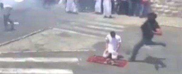 (شاهد).. جندي إسرائيلي يعتدي على مُصلٍ أثناء تعبده