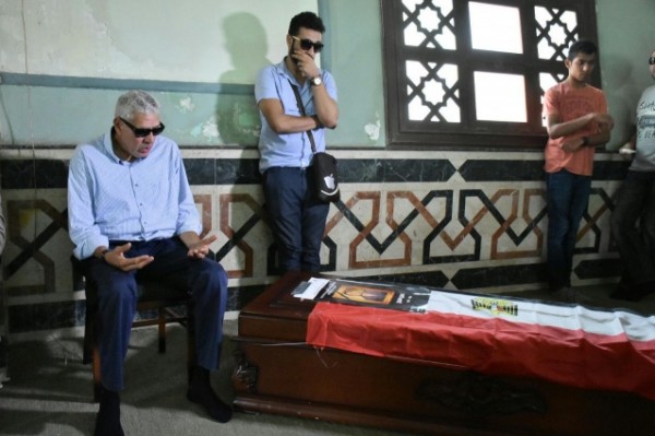 والد عمرو سمير ينهار بالقرب من جثمان ابنه