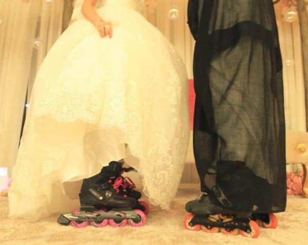 عروسان سعوديان يخالفان الأعراف والتقاليد في زفافهما