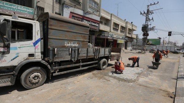 بلدية غزة تستخدم( 2400) متراً مربعاً من البلاط لصيانة الطرق
