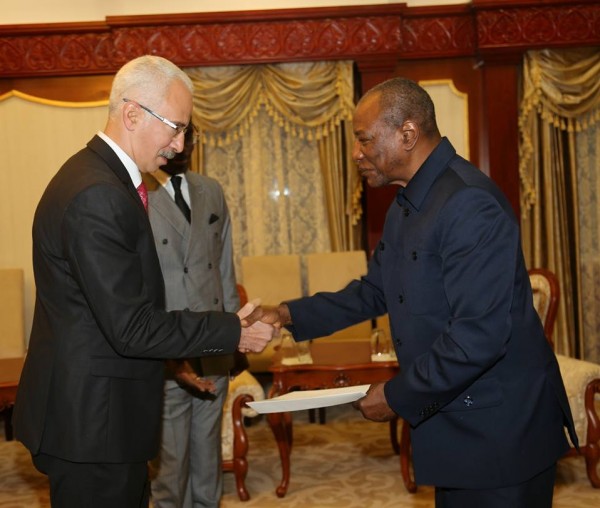 السفير أبو بكر يقدم أوراق اعتماده لرئيس جمهورية غينيا