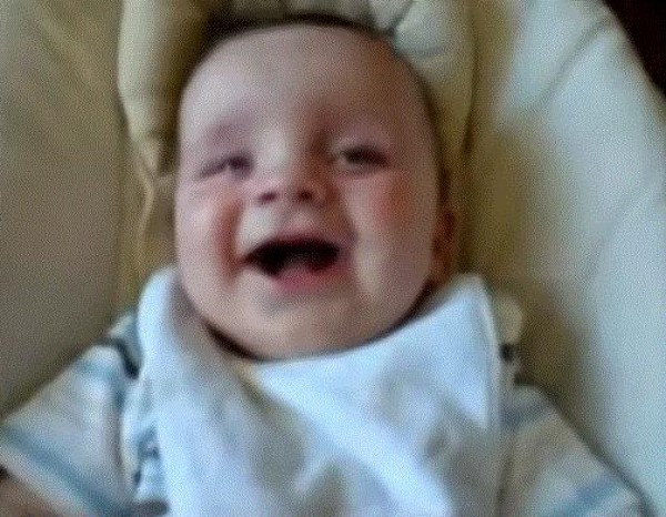 بالفيديو: طفل لذيذ " يضحك " بطريقة هستيريه