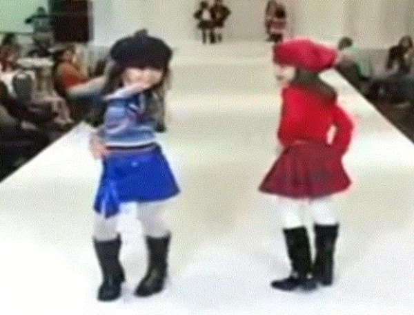 بالفيديو: عرض ازياء اطفال جميلين