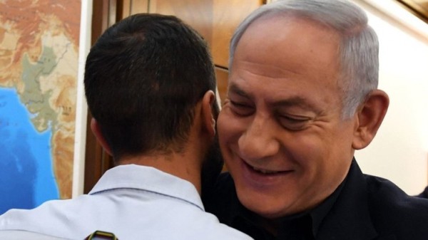 صور نتنياهو والقاتل الإسرائيلي تعمق التوتر مع الأردن