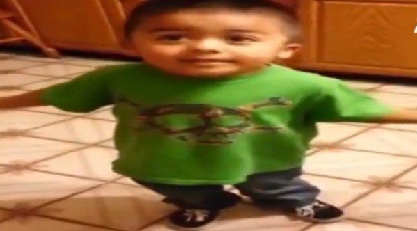 مقطع طريف لطفل يحاول إقناع أمه بالحصول على الحلوى